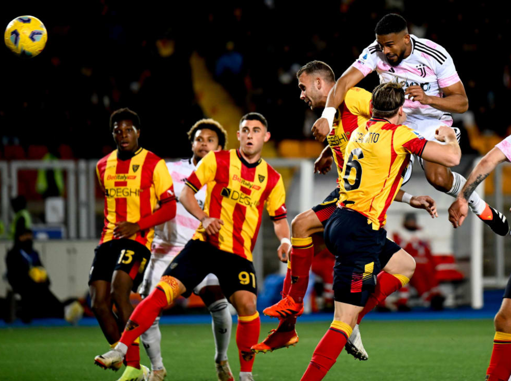 开云-葡超国际比赛日走向成谜；奥兰多魔术门线救险；气氛紧张；团队化学反应显著(完美国际平民17顶级装备图)